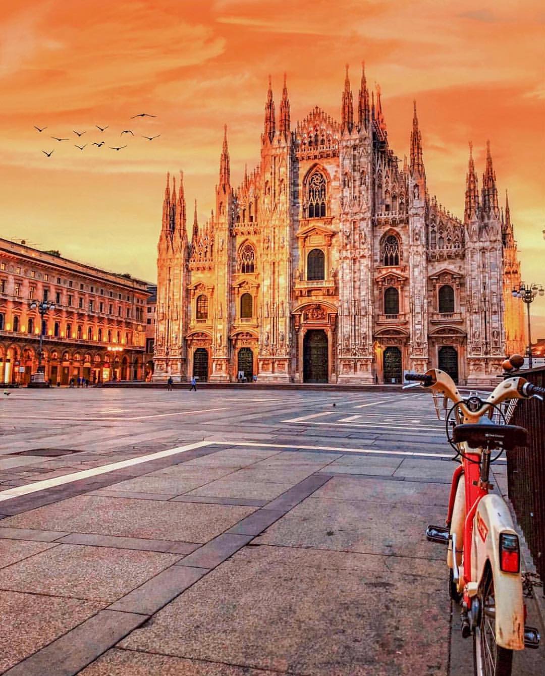 Sunset in Milan, Italy – Cleavage World Shots